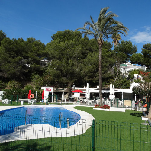 Gezellige bar en restaurant met zwembad en tennis club