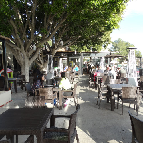 Mensen zitten op terras bij Restaurant Club Padel Marbella
