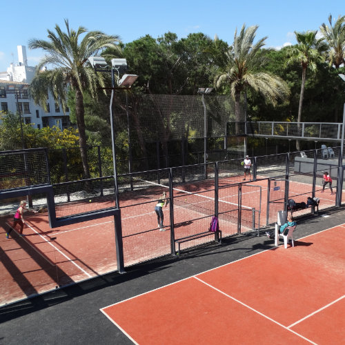 Tennisspelers op gravelbaan in Marbella