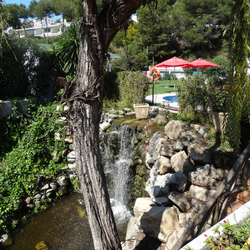 Waterval in de tuin van de Miraflores tennis club